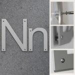 Fasadbokstav N i Aluminium med skruvhål