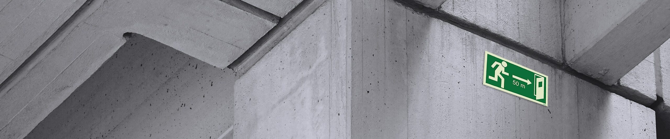 Efterlysande skylt som visar utrymningsväg