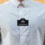 Svart namnskylt i aluminium rektangel med en halvcirkel på toppen