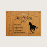 Boxskylt Travande Häst i Trä