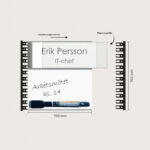 Rumsskylt med whiteboardtavla med utbytbar pappersremsa.