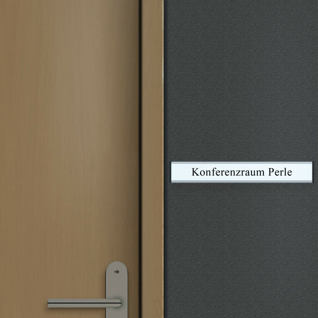 Türschild an brauner Tür jcde1891