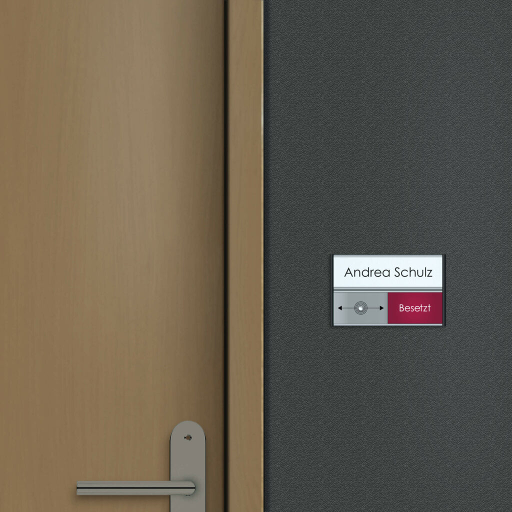 Türschild an brauner Tür jcde1871