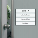 Türschild-mit-Register-im-Büro