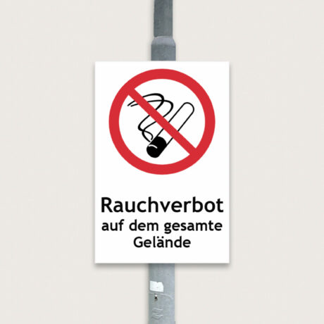 Rauchverbot auf dem gesamte Gelände schild aus Metall